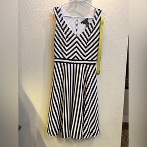 Etcetera A-Line, V Neck Size 0 Navy and White Chevron Dress w/ Removable Belt